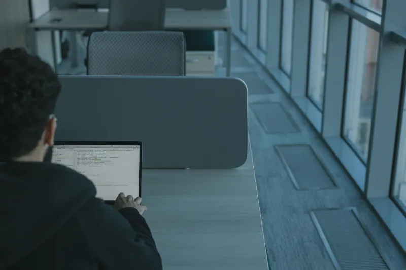 Alleen op zee: de verborgen strijd van de freelance developer